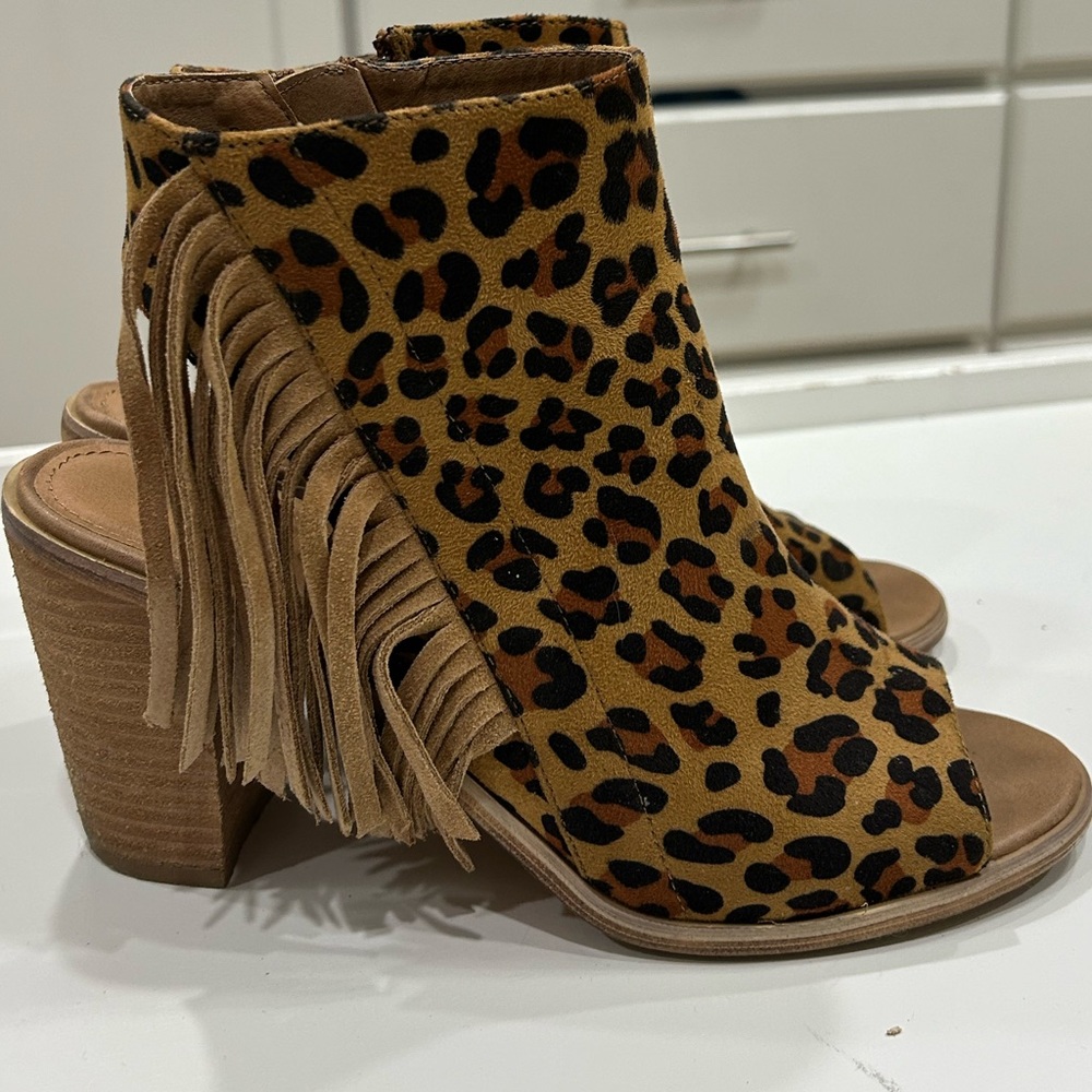 Very Volatile leopard print heels with fringe- size 8